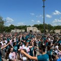 „Mi smo snaga ove države“ – niški maturanti plesali u centru grada za kraj jednog poglavlja života