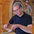 Vučić krenuo u Orlovat: Družio se sa ljudima u pekari u Crepaji (video)