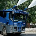 Policija u Berlinu upotrebila vodene topove, građani ih dočekali s oduševljenjem! Snimci govore milion reči!