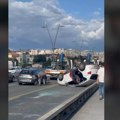 (Foto, video) Taksi se prevrnuo na krov! Kolaps na Brankovom mostu, sve stoji: Sudarila se dva vozila, srča svuda po putu