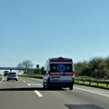 Саобраћајна незгода код Ниша: аутомобил слетео са пута, троје повређено