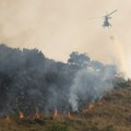 Helikopter preventivno gasi požarišta na Trebeviću