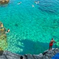 (Foto) Nije za svakoga, ali ko dođe, raspameti se! Na ovoj skrivenoj plaži u Crnoj Gori nema bič barova, ni ležaljki, ali…