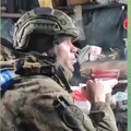 Ukrajinski vojnik zakukao u rovu: Jeziva je situacija u Avedjevki (video)