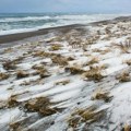 Nije montaža! Na ovoj plaži se susreću sneg, pesak i more: Scena nikoga ne ostavlja ravnodušnim