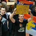 Grupa okupljenih upala na Filozofski fakultet u Novom Sadu i blokirala ga, traže da se Gruhonjiću da otkaz