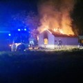 Požar progutao kuću u Laćarku: Sve što su čitavog života sticali nestalo u plamenu, vatrogasci brzo obuzdali vatru…