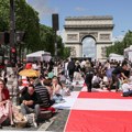 U Parizu hiljade ljudi na Jelisejskim poljima: Besplatan piknik u organizaciji trgovaca za zaustavljanje propadanja bulevara