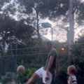 Lepa voditeljka otišla na more sa fudbalerom i sinom: Zaigrala fudbal u crnom miniću, pohvalila naslednika