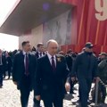 Putinov telohranitelj na paradi nosio crni misteriozni predmet Otkriveno čemu služi