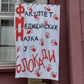 Protest ispred Medicinskog fakulteta u Kragujevcu u znak podrške profesoru Zdravkoviću kome se preti otkazom zbog onlajn…