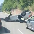 Teška nezgoda kod manastira Rakovica: Automobil završio na krovu (Video)