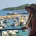 Ima 77 godina i ni gram celulita: Verica Rakočević u miniću, svi gledaju u njene noge (foto)