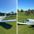 Avion zbog kvara motora prinudno sleteo na golf teren: Snimljen trenutak od kog je svima srce stalo