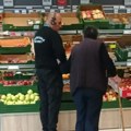 Slika iz radnje u Šapcu postala hit na mrežama: Baka sa štapom jedva išla među rafove, a onda se desilo ovo