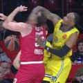 (VIDEO) Užasan potez igrača Makabija: Udario Milutinova po glavi