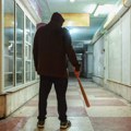 Scene užasnog nasilja iz Beograda: Usred noći došli su sa velikim maljem, kamere snimile nasilnike VIDEO