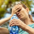 Mislite da pijete dovoljno vode, a telo pati: Lekari upozoravaju na 10 podmuklih znakova dehidracije - pogledajte boju urina!