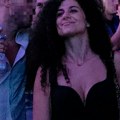 Sve oči uprte u Snajku Indire Radić Vatrena crnka ukrala svu pažnju na festivalu! Zgodna Ruskinja sluša svekrvu, đuska k'o da…