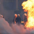 (Foto) Demonstranti zapalili ministarstva u policijsku stanicu! Protesti u Tirani prerasli u ratno stanje: lete pirotehnička…