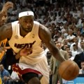 Lebron potvrdio da će igrati za Lejkerse i naredne sezone