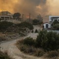 Požari i dalje pustoše Rodos i Krf, a za danas najavljena temperatura od 45 stepeni