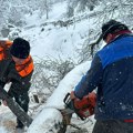 "Moraćemo da se dozivamo s brda na brdo": Meštani ivanjičkih sela bez struje i signala, sneg oštetio repetitor