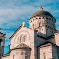 Skandal u Podgorici Postavljena bina u jednoj od najvećih svetinja, vernici se pitaju: "Jel ovo Hram ili pozorište?"