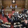 Konstitutivna sednica Skupštine, transparenti i tenzije: Opozicija bojkotovala polaganje zakletve
