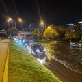 Poplavljena ulica u Novom Sadu: Pukla vodovodna cev ispod mosta Duga, saobraćaj usporen (foto, video)