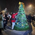 Studenti jelku ispred Gradske kuće okitili crnim florom