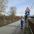 Srne iskakale na put iznad kasarne kod bolnice, postavljeni znakovi koji na to upozoravaju