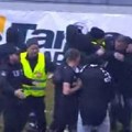 Haos na nekoliko sekundi pre kraja meča: Bugarski huligani tukli delegata (VIDEO)