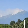 Požar na rtnju: Planinom se se širi oblak dima, vatrogasci na terenu (video)
