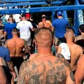 Poljski navijači paradirali kroz centar Beograda uz pesme, baklje i lom (video)