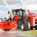 Čudovište na točkovima: Vatrogasni traktor koji gasi požare i prolazi kroz vatru VIDEO