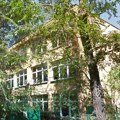 Protest podrške otpuštenoj učiteljici ispred OŠ „Đura Daničić“ u Novom Sadu