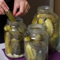 Starinski recept za kisele krastavčiće: Ovako su ga pravile naše bake, nema šanse da omanete