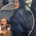 Dragana Mirković u transu, provodi se sa voditeljkom: Pevačica se skroz opustila - popela se na stolicu, sve oči uprte u nju…