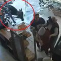Крава ушла у посластичарницу, повредила више особа Полиција морала да интервенише! (видео)