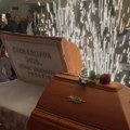 Mrtvački sanduk u Paraćinu otvorili uz prskalice i pesmu, a iz njega krenuo suvi led: Ovo ima samo u Srbiji!