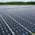 Puštena u rad prva plutajuća solarna elektrana sa vertikalno postavljenim panelima