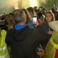 Vatromet, zagrljaji i poljupci: Studente koji pešače iz Pazara dočekali građani Požege