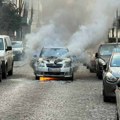 (Foto) Vatra guta automobil na Karaburmi, crni dim kulja, okupljeni građani pokušali da ugase požar