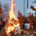 Zapaljen badnjak ispred Hrama Svetog Save: Veliki broj vernika slavi Badnje veče