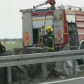 Sudar dva kamiona na autoputu ka Šimanovcima: Jedan šleper izgoreo, saobraćaj obustavljen