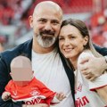 Sunovrat u Zvezdi, a u privatnom životu - bajka! Stanković dobio dve ćerke sa osam godina mlađom novinarkom - prelepa Anita mu…