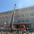 Na zgradi Gradske uprave izvedena vežba vatrogasaca i policajaca