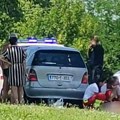 Auto pokosio ljude koji su sunčali na travi: Dve osobe povređene u Sarajevu