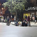 Istrčao na ulicu bos i bez majice a ovo ne ispušta iz ruku: Fotografija muškarca posle zemljotresa u Maroku ostavlja bez…